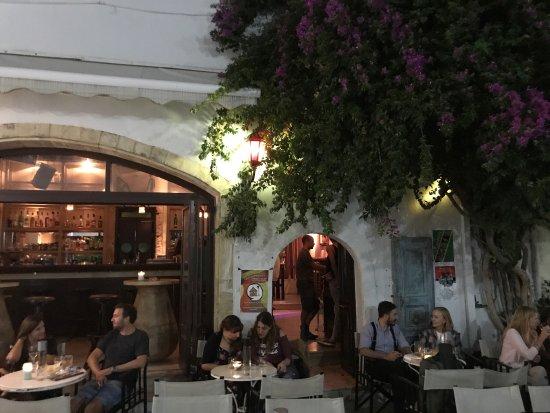 21-23 Cafe Bar
