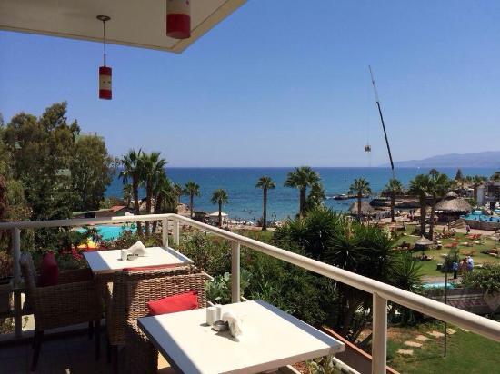 Red & White Lounge-Restaurant