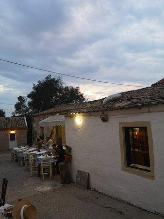 Taverna Lilas