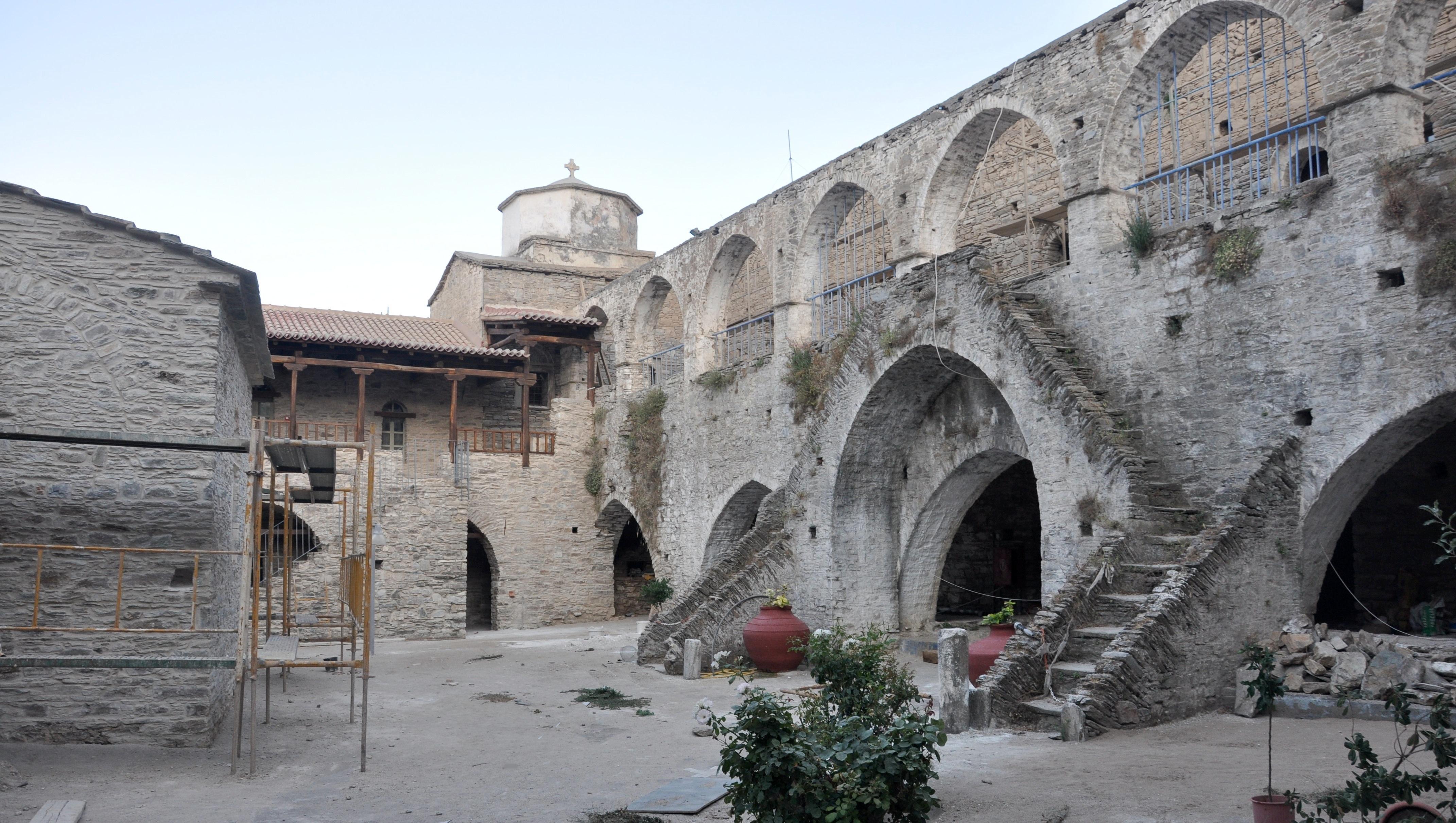 Monastère fortifié de Moni Vronta