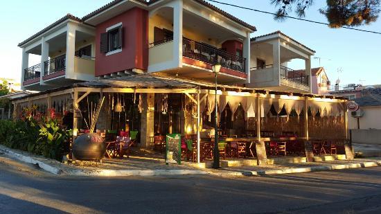 Akri Seaside Bar